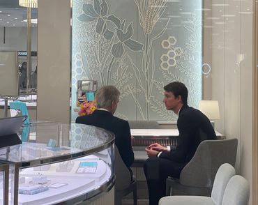 21일 베르나르 아르노 LVMH 회장이 서울 여의도 더현대서울 티파니앤코 매장에서 아들 알렉상드로 아르노 티파니앤코 부사장과 이야기를 나누고 있다. 유지연 기자