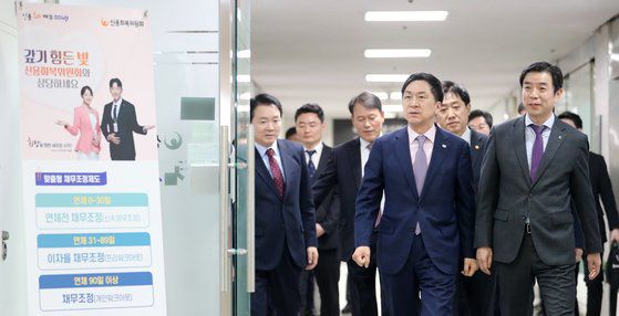 김기현 국민의힘 대표가 21일 민생현장 방문 일환으로 서울 중구 한국프레스센터 내 서민금융통합지원센터를 찾아 이상우 센터장의 안내를 받으며 현장을 살펴보고 있다. 뉴시스