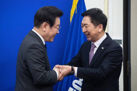 이재명 더불어민주당 대표(왼쪽)와 김기현 국민의힘 대표가 15일 오전 서울 여의도 국회에서 만나 인사를 나누고 있다. 뉴스1