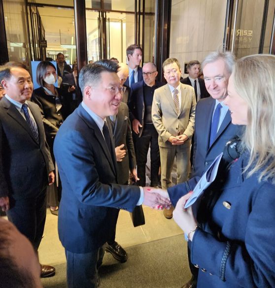 베르나르 아르노 LVMH 회장이 21일 오전 현대백화점 판교점을 방문하고 있다. 사진 왼쪽부터 김형종 현대백화점 대표, 정지선 현대백화점그룹 회장, 베르나르 아르노 LVMH 회장, 델핀 아르노 크리스찬 디올 CEO. 연합뉴스