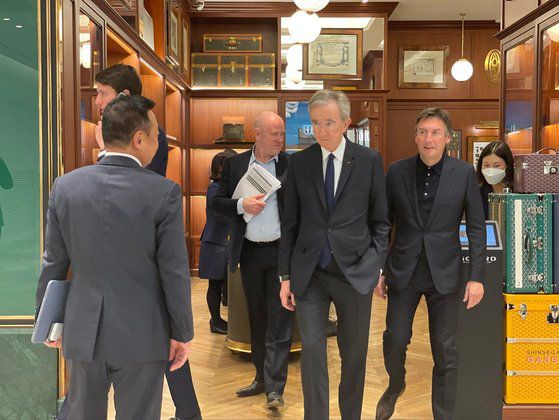 21일 베르나르 아르노 LVMH 회장이 신세계백화점 강남점의 고야드 매장을 둘러보고 있다. 고야드는 이날 아르노 회장이 방문한 매장 가운데, 유일하게 LVMH 소속이 아닌 브랜드다. 유지연 기자