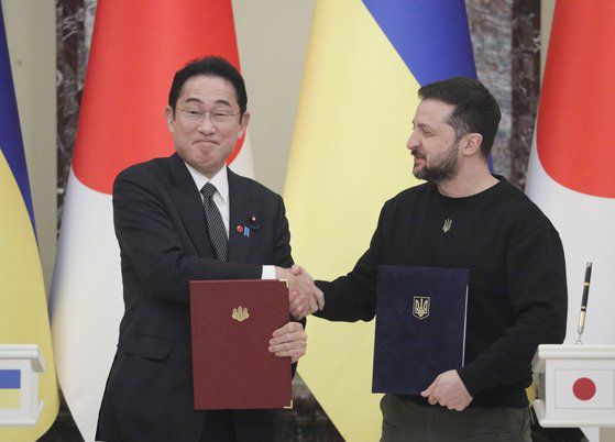 기시다 후미오 일본 총리가 지난 21일(현지시간) 우크라이나 키이우를 찾아 볼로디미르 젤렌스키 우크라이나 대통령과 정상회담 뒤 기념촬영을 하고 있다. EPA=연합뉴스