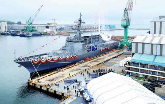 지난해 7월 28일 울산 현대중공업에서 열린 정조대왕함 진수식에서 축포가 터지고 있다. 대통령실사진기자단
