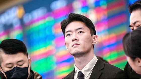 전두환 전 대통령 일가에 대한 폭로성 발언을 해온 손자 전우원 씨가 28일 오전 인천국제공항에서 서울경찰청 마약범죄수사대에 마약 투약 혐의로 체포된 뒤 입국장을 나서고 있다. 우상조 기자