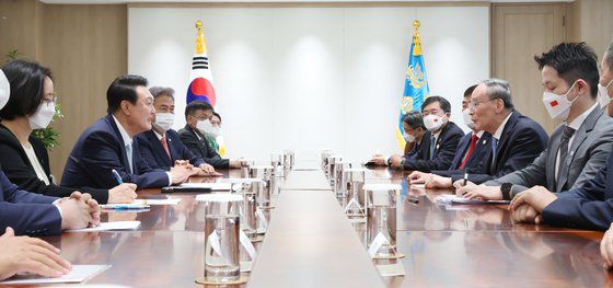 왕치산 중국 국가 부주석은 지난해 5월 윤석열 대통령을 예방한 자리에서 3국 정상회의 개최에 대한 한국의 입장을 존중한다고 밝혔다. 대통령실사진기자단