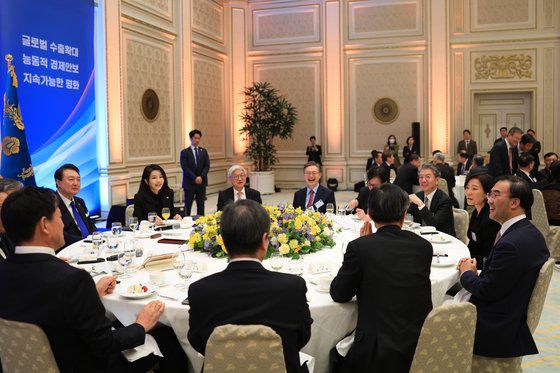 윤석열 대통령은 27일 재외공관장 초청 만찬에서 한중일 정상회의 재가동 필요성을 강조했다. 대통령실 제공