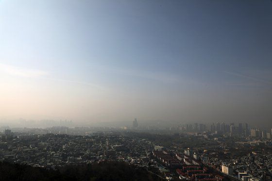 미세먼지 농도가 '나쁨' 수준을 보인 29일 오전 서울 남산에서 바라본 도심 일대가 뿌연 모습을 보이고 있다. 뉴스1