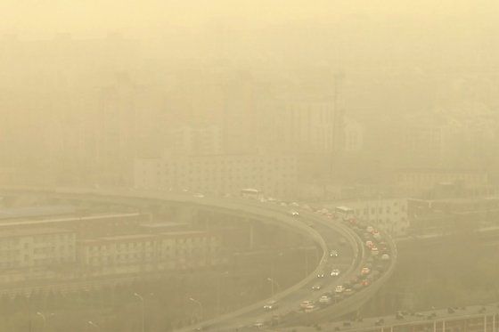 10일 중국 베이징이 모래 폭풍으로 인해 뿌옇게 변했다. AP=연합뉴스