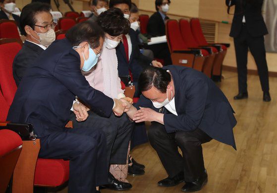 지난해 4월 15일 대구 달서구 대구교육연수원에서 열린 대구시 신청사 주변 및 두류공원 발전 방안을 위한 정책 토론회에서 당시 대구시장 경선 경쟁관계였던 김재원(오른쪽) 최고위원이 홍준표 대구시장에게 공손한 자세로 인사하고 있다. 뉴스1