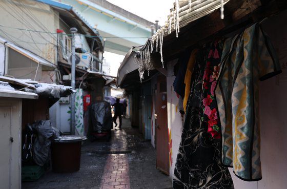 지난해 12월 서울 영등포역 인근 쪽방촌에 고드름이 걸려 있다. 연합뉴스