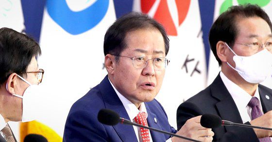 홍준표 대구시장이 지난해 10월 7일 울산시청에서 열린 제2회 중앙지방협력회의에서 발언하고 있다. 연합뉴스.