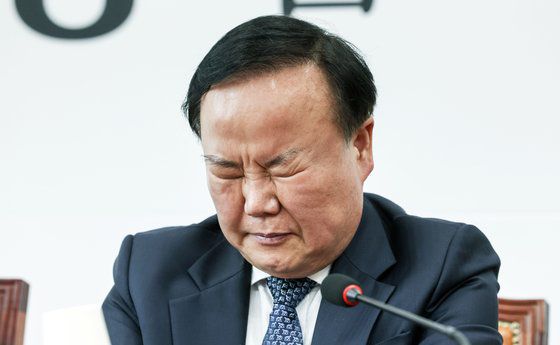 국민의힘 최고위원회의가 30일 오전 서울 여의도 국회에서 열렸다. 김재원 최고위원이 생각에 잠겨있다. 김성룡 기자