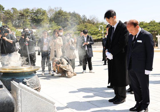 마약 투약 혐의 관련 조사를 마치고 석방된 전두환 전 대통령의 손자 전우원 씨가 지난 29일 오후 서울 마포경찰서에서 광주로 향하는 차량에 탑승한 뒤 전태일 열사의 동생 전태삼 씨와 인사하고 있다. [연합뉴스]