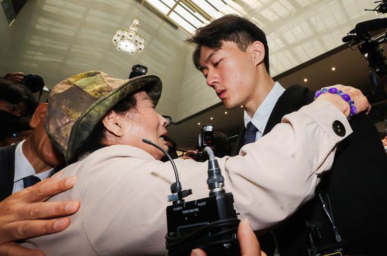 31일 5·18 기념문화센터 리셉션 홀에서 유족·피해자들이 전두환 전 대통령의 손자 전우원씨를 끌어 안고 있다. 프리랜서 장정필