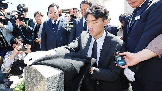 31일 오전 광주 북구 운정동 국립 5·18 묘지에서 전직 대통령 고(故) 전두환 씨의 손자 전우원씨가 참배하고 있다. 프리랜서 장정필