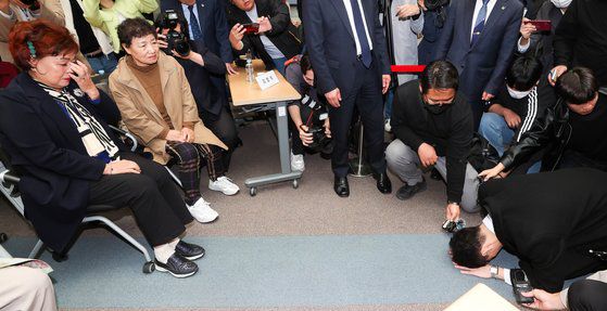 31일 오전 광주 북구 운정동 국립 5.18 묘지에서 전직 대통령 고(故) 전두환 씨의 손자 전우원씨가 자신의 외투로 김경철 열사 묘비를 닦고 있다. 프리랜서 장정필