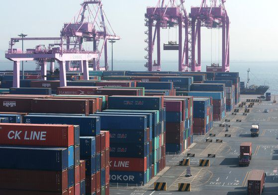 지난달 31일 인천신항에서 컨테이너 운반차량이 분주히 움직이고 있다. 이날 통계청이 발표한 '2월 산업활동동향'에 따르면 2월 생산, 소비, 투자가 모두 증가하며 14개월 만에 '트리플 증가'를 기록했다. 다만 반도체 생산(-17.1%)은 14년2개월 만에 최대 감소폭을 보이며 불안요인이 여전해 회복 여부는 좀 더 지켜봐야 한다는 평가다. 뉴스1