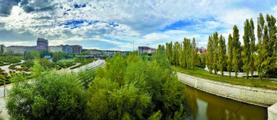 오세훈 서울시장이 26일 오후(현지시간) 강변북로·경부간선도로 벤치마킹 대상으로 둘러본 스페인 마드리드시 리오공원. 이 공ㄴ 원래 M30고속도로였지만, 마드리드시는 고속도로를 지하로 내리고 상부에 공원을 조성했다. 마드리드(스페인)=문희철 기자