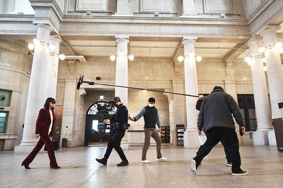 영화 '길복순' 촬영 모습. 살인 청부 회사 'MK Ent.'의 로비 장면은 '문화역서울 284(옛 서울역사)'의 중앙홀에서 촬영했다. 영화 '암살' '밀정'의 촬영지로도 유명한 장소다. 사진 넷플릭스