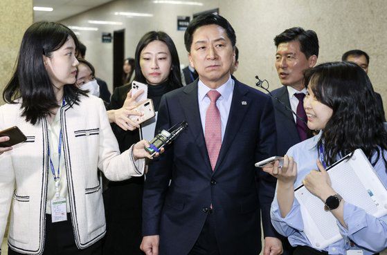 김기현 국민의힘 대표가 6일 오전 서울 여의도 국회에서 최고위원회의를 마친 뒤 취재진의 질문을 받으며 이동하고 있다. 김성룡 기자
