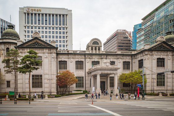 살인 청부 회사 'MK Ent.'의 외관은 명동 한국은행 화폐박물관의 모습을 빌렸다. 1912년 세워진 우리나라의 대표적인 근대 건축물이다. 실제 건물(아래 사진)에는 없는 돔 형태의 펜트하우스는 CG로 작업한 결과물이다. 이 돔 안에 차민규(설경구) 대표의 사무실이 있다는 설정이다. 사진 넷플릭스, 백종현 기자