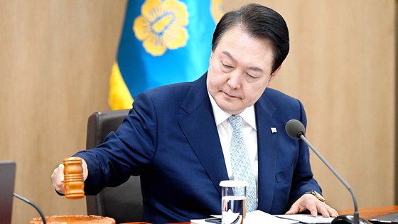 윤석열 대통령이 4일 용산 대통령실 청사에서 열린 제14회 국무회의에서 의사봉을 두드리고 있다. 윤 대통령은 이 자리에서 양곡관리법 개정안 재의요구권(거부권)을 의결했다. 사진 대통령실