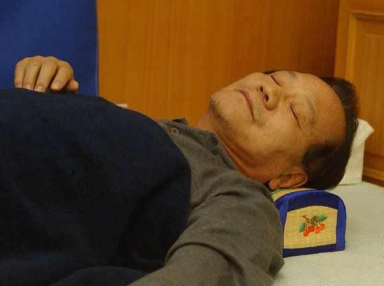 2003년 12월 2일 당시 노무현 대통령의 특검법 법안 거부권 행사에 반발해 단식 농성을 하던 최병렬 당시 한나라당 대표의 모습. 중앙포토