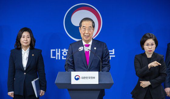 한덕수 국무총리가 12일 오후 서울 종로구 정부서울청사에서 학교 폭력 근절 대책을 발표하고 있다. 연합뉴스