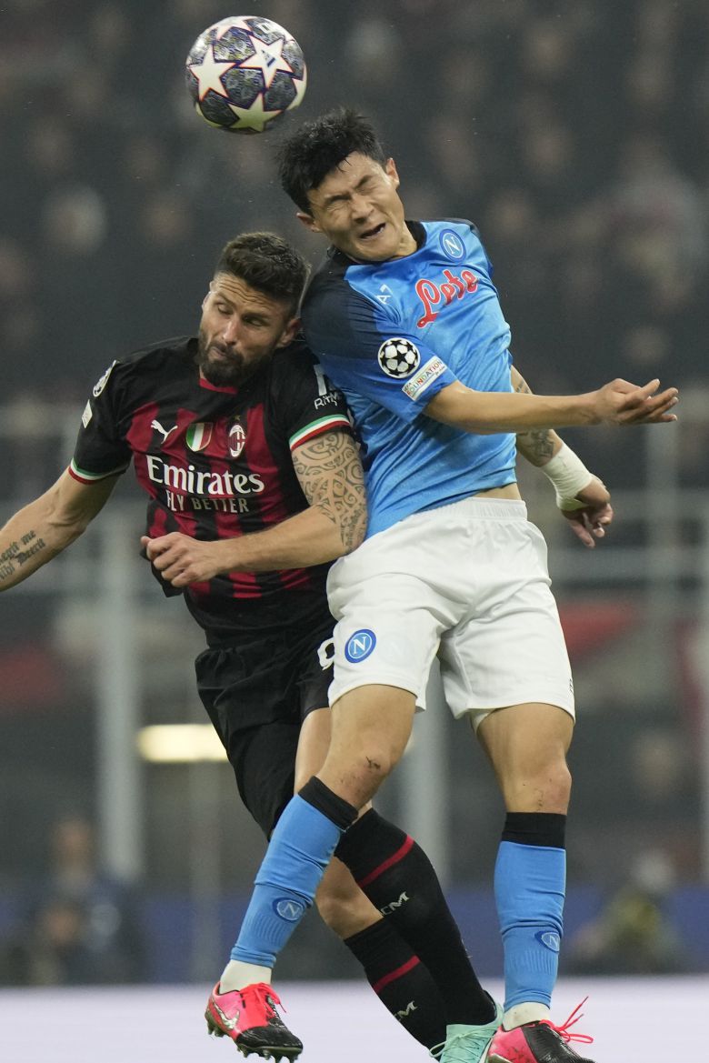 AC밀란 지루와 헤딩 경합을 펼치는 김민재(오른쪽). AP=연합뉴스