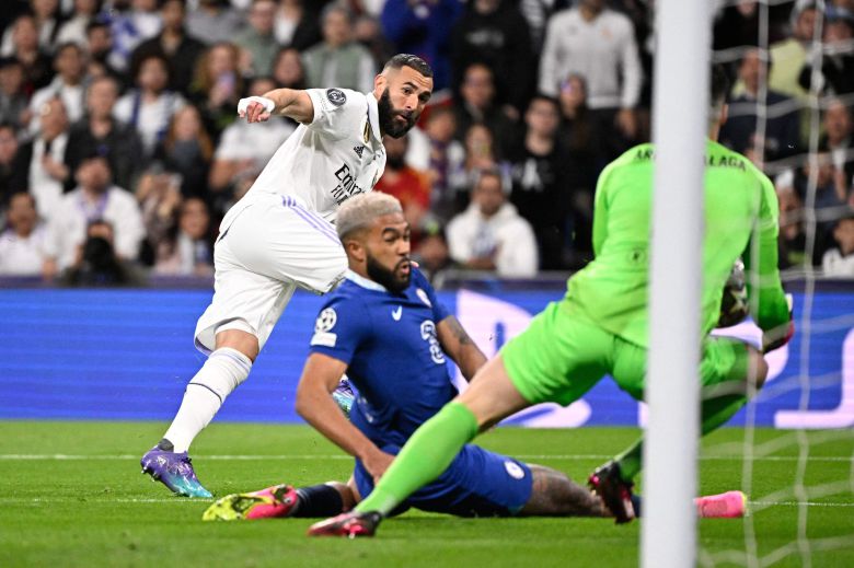 레알 마드리드 벤제마(왼쪽)가 유럽 챔피언스리그 8강 1차전 첼시전에서 선제골을 터트리고 있다. AFP=연합뉴스