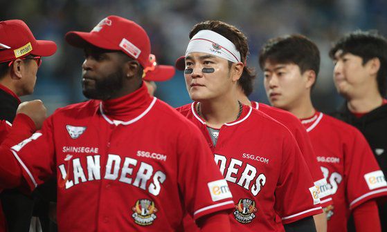 시즌 초반 순항중인 SSG. 왼쪽 가슴엔 챔피언 로고가 박혀 있다. 뉴스1