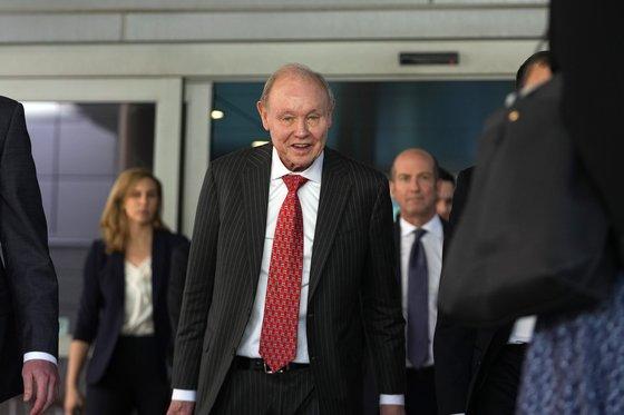 폭스뉴스 측 변호사인 다니엘 웹이 18일 도미니언과 합의한 뒤 법원에서 걸어나오고 있다. AP=연합뉴스