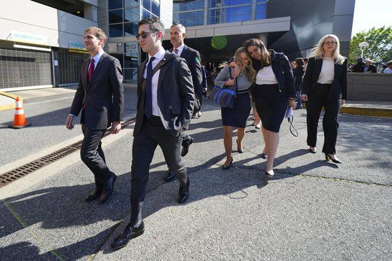 도미니언 측 변호사들이 폭스뉴스와 합의된 뒤 법원을 떠나고 있다. AP=연합뉴스