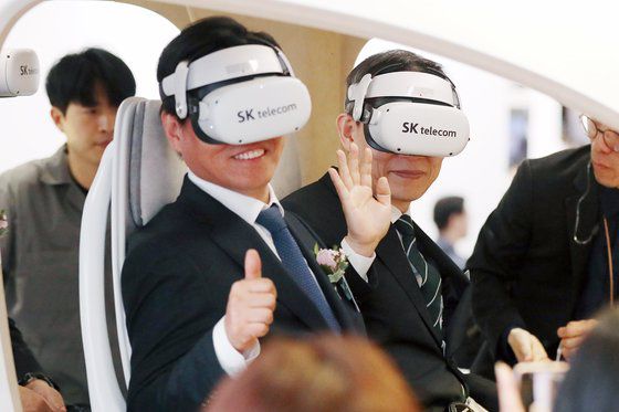 이종호 과학기술정보통신부 장관과 조승래 더불어민주당 국회 과학기술정보방송통신위원회 간사 등이 이날 '2023 월드IT쇼'를 방문해 SK텔레콤의 도심항공교통(UAM) 체험을 하고 있다. 뉴스1