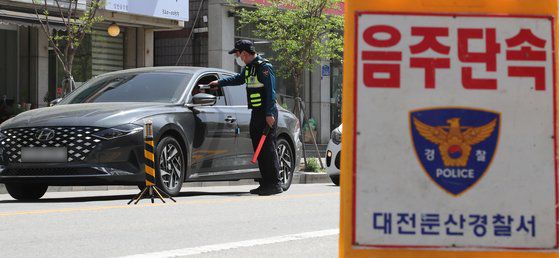 지난 12일 대전 서구 갈마초등학교 인근 스쿨존에서 대전 둔산경찰서 교통안전계 소속 경찰관들이 음주단속을 하고 있다. 뉴스1