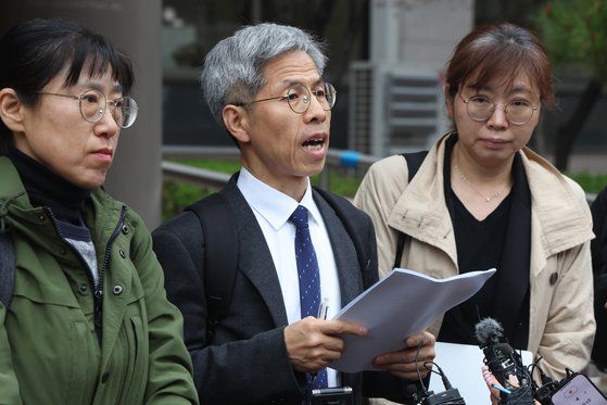 지난 6일 경기도 고양시 의정부지방법원 고양지원에서 중대재해전문가넷 공동대표 권영국 변호사(가운데)가 중대재해법 위반(산업재해 치사) 혐의로 기소된 사건 중 첫 번째 판결 선고에 대해 기자회견을 열고 발언하고 있다.   온유파트너스 회사는 지난해 5월 고양시의 요양병원 증축 공사 현장에서 발생한 하청노동자 추락 사고와 관련해 안전보건 관리 체계 구축·이행 의무를 제대로 지키지 않은 혐의로 회사와 대표가 기소됐으며, 중대재해 처벌 등에 관한 법률(중대재해법) 위반 혐의로 재판에 넘겨진 사건 중 첫 번째 판결이다. 연합뉴스