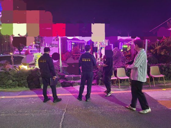제주도 자치경찰단과 제주시 관계자 등이 애월읍 지역 게스트하우스 불법 영업행위를 단속하고 있는 모습. 사진 제주 자치경찰단