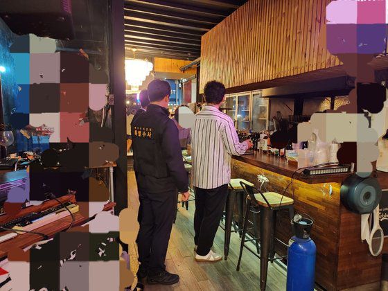 제주도 자치경찰단과 제주시 관계자 등이 애월읍 지역 게스트하우스 불법 영업행위를 단속하고 있는 모습. 사진 제주 자치경찰단