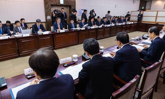 25일 오전 서울 종로구 정부서울청사에서 한덕수 국무총리가 참석한 가운데 열린 제8회 국가물관리위원회에서 참석자들이 배덕효 민간위원장의 발언을 듣고 있다. 연합뉴스.