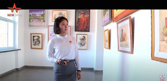 여고생들과 함께 북한 함흥예술학원 입성. 유튜브 계정 ‘New DPRK’ 캡처