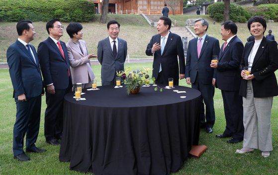 12일 오후 윤석열 대통령이 청와대 녹지원에서 '국회의장단 초청 만찬' 전 차담회를 갖고 있다. 대통령실사진기자단
