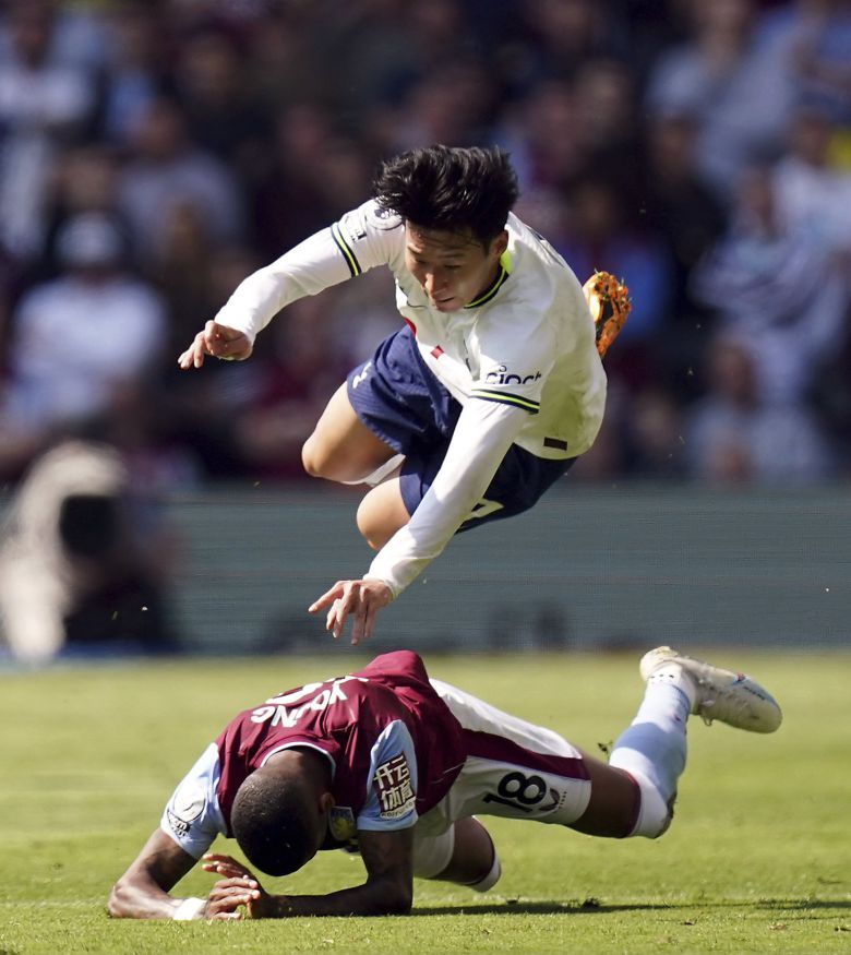 손흥민(위)이 애스턴 빌라의 애슐리 영과 볼 경합 과정에서 넘어지고 있다. AP=연합뉴스