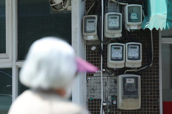 정부가 전기·가스요금 인상 방안을 발표한 15일 서울 시내 주택가에 전력량계가 설치돼있다.   전기·가스요금은 16일부터 각각 kWh당 8원, MJ(메가줄)당 1.04원 인상되며 소급 적용되지 않는다. 연합뉴스