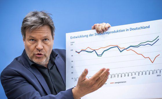 로베르트 하베크 독일 경제장관이 지난달 26일 올해 독일의 경제성장 전망에 대해 브리핑하고 있다. AP=연합뉴스
