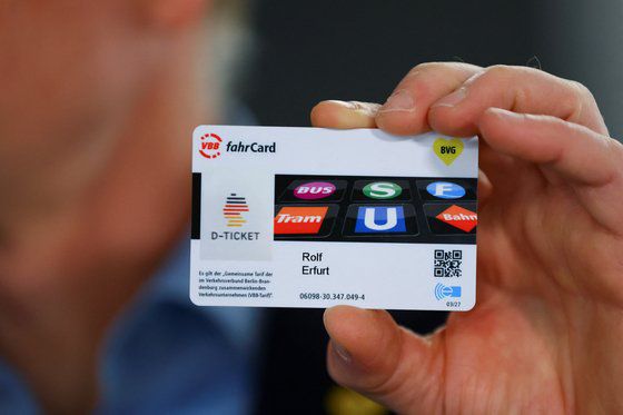 지난 1일 판매를 시작한 독일의 무제한 대중교통 이용권 '도이칠란트 티켓' 로이터=연합뉴스