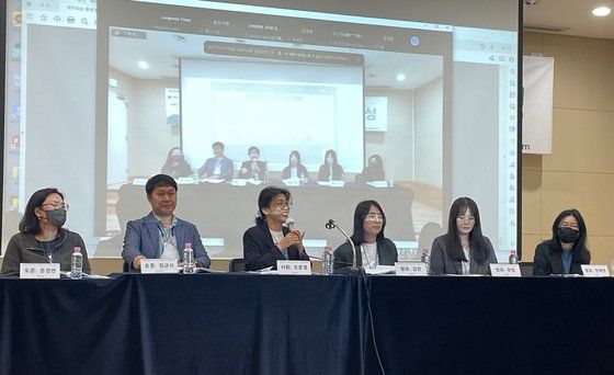 지난 12일 현대중국학회(회장 장호준)와 국민대 중국인문사회연구소(소장 윤경우)의 연합학술대회가 '달라진 중국과 주체의 역동성'을 주제로 국민대에서 개최됐다. 제3세션 '사회 주체 분화의 역동성'의 사회를 맡은 조문영 연세대 교수가 토론과 질의응답을 진행하고 있다. 사진 중앙일보 중국연구소