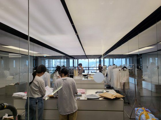 무신사 스튜디오 동대문 내 워크룸에서 입주 기업 직원들이 작업을 하고 있는 모습. 사진 정세희 기자