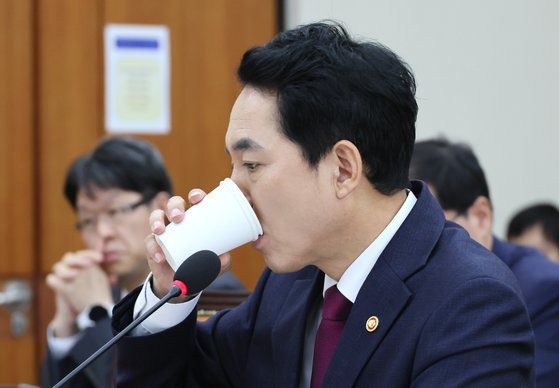 목 축이는 박민식 국가보훈부 장관 후보자   (서울=연합뉴스) 이정훈 기자 = 박민식 국가보훈부 장관 후보자가 22일 오전 국회 정무위원회에서 열린 인사청문회에서 목을 축이고 있다. 2023.5.22   uwg806@yna.co.kr (끝)  〈저작권자(c) 연합뉴스, 무단 전재-재배포 금지〉