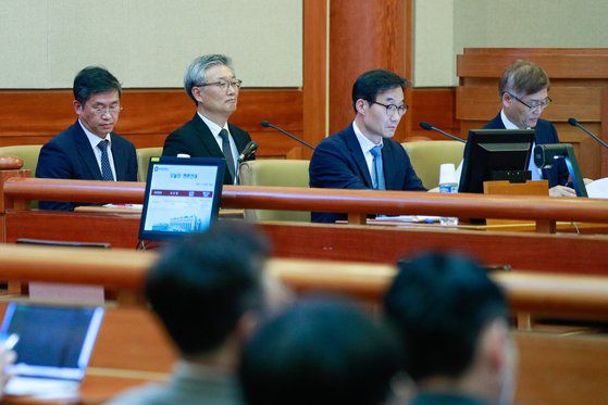 이상민 행정안전부 장관 탄핵심판 2회 변론이 열린 23일 서울 종로구 헌법재판소에서 국회 측 최창호(왼쪽부터), 김종민, 노희범, 장주영 변호사가 앉아 있다. 뉴스1
