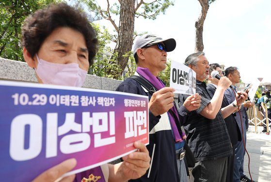 23일 오후 서울 종로구 헌법재판소 앞에서 열린 기자회견에서 이태원 참사 유가족이 이 장관의 파면을 촉구하는 발언을 하고 있다. 연합뉴스